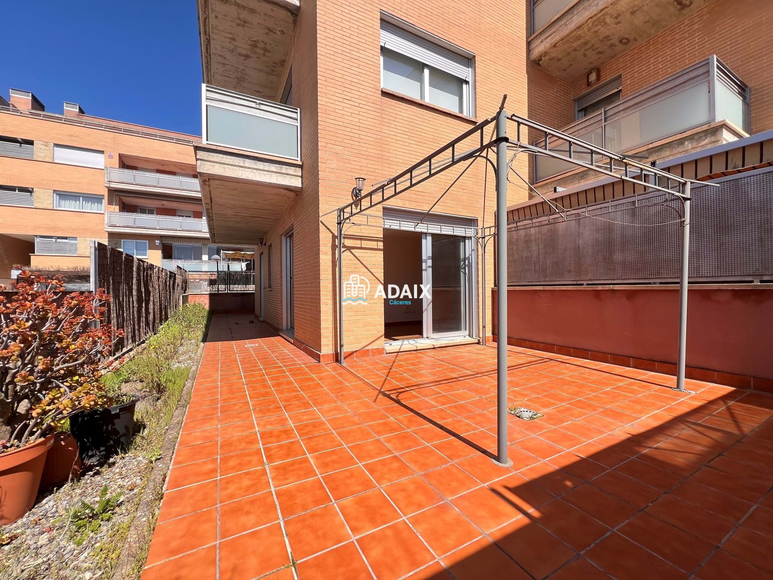 Vista exterior de Pis en venda en Cáceres Capital amb Calefacció, Terrassa i Traster