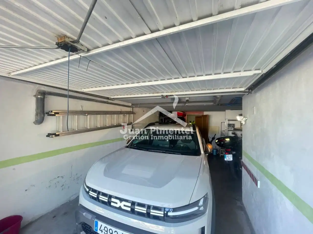 Aparcament de Casa adosada en venda en Estepona amb Aire condicionat, Jardí privat i Terrassa