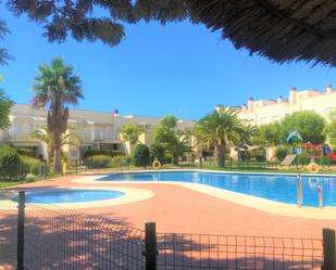 Piscina de Casa adosada en venda en Isla Cristina amb Aire condicionat, Terrassa i Piscina