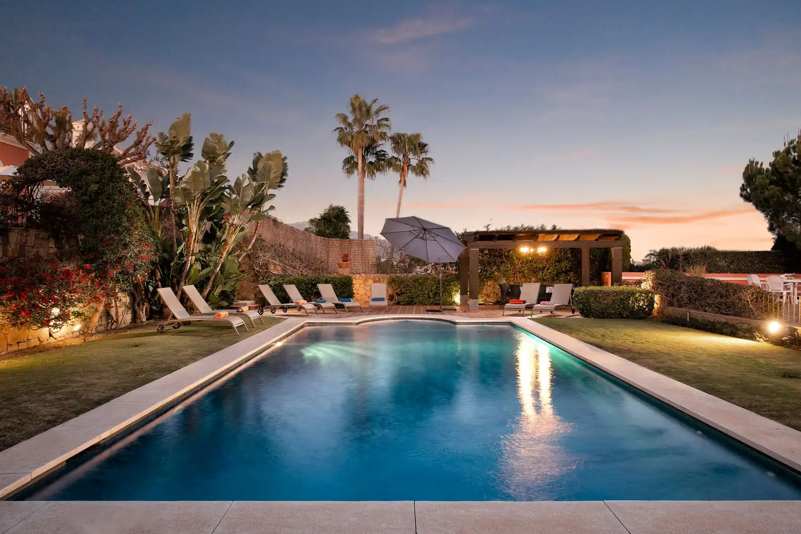 Piscina de Casa o chalet de alquiler en Estepona con Aire acondicionado, Jardín privado y Terraza