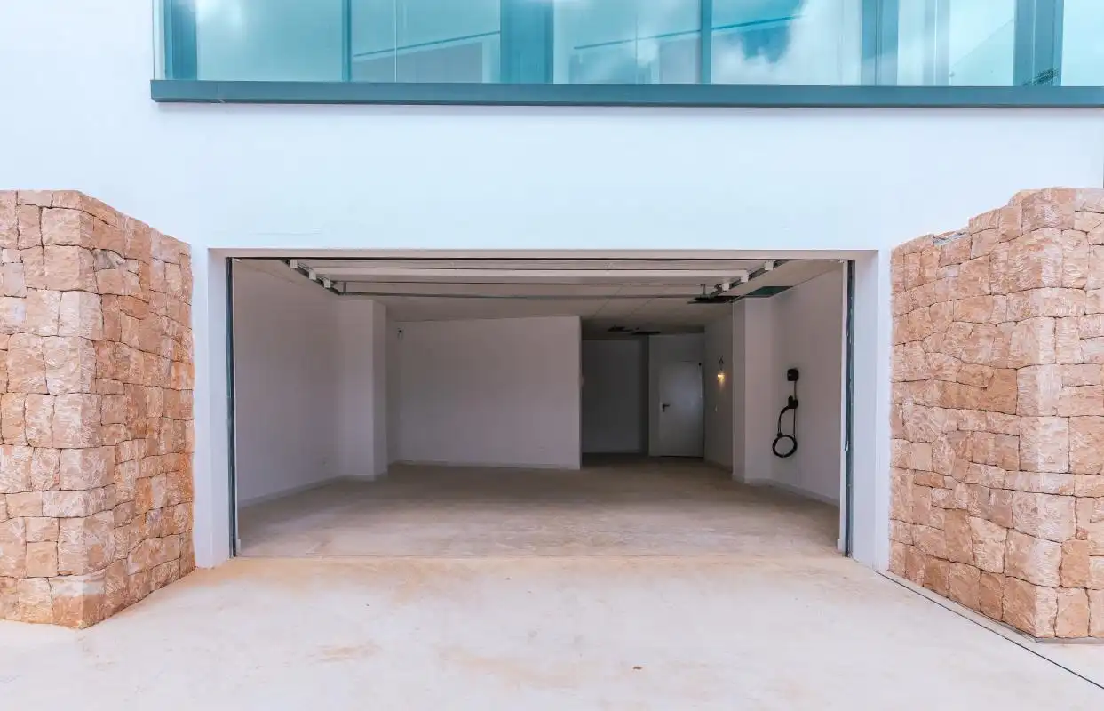 Parking de Casa o chalet en venta en Santa Eulària des Riu con Aire acondicionado, Calefacción y Jardín privado
