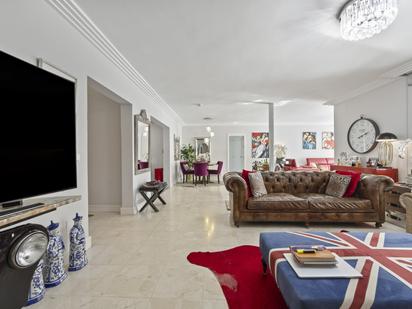 Sala d'estar de Casa o xalet en venda en Marbella amb Aire condicionat, Jardí privat i Terrassa