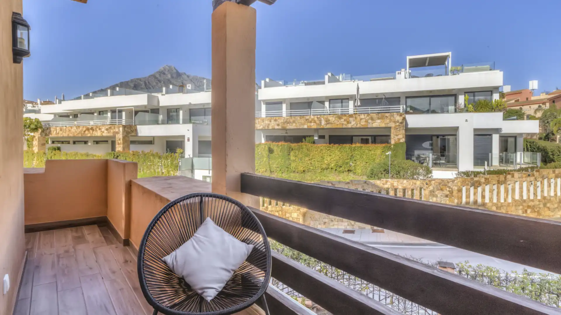 Vista exterior de Casa adosada de lloguer en Marbella amb Aire condicionat, Jardí privat i Terrassa