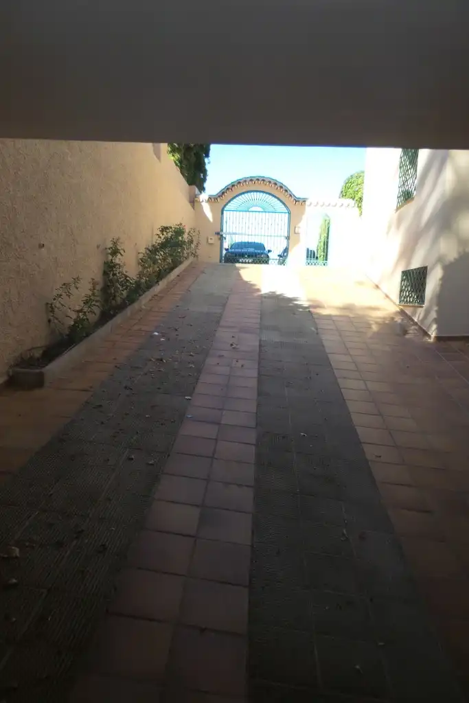 Aparcament de Casa o xalet en venda en Alhaurín de la Torre amb Aire condicionat, Jardí privat i Piscina