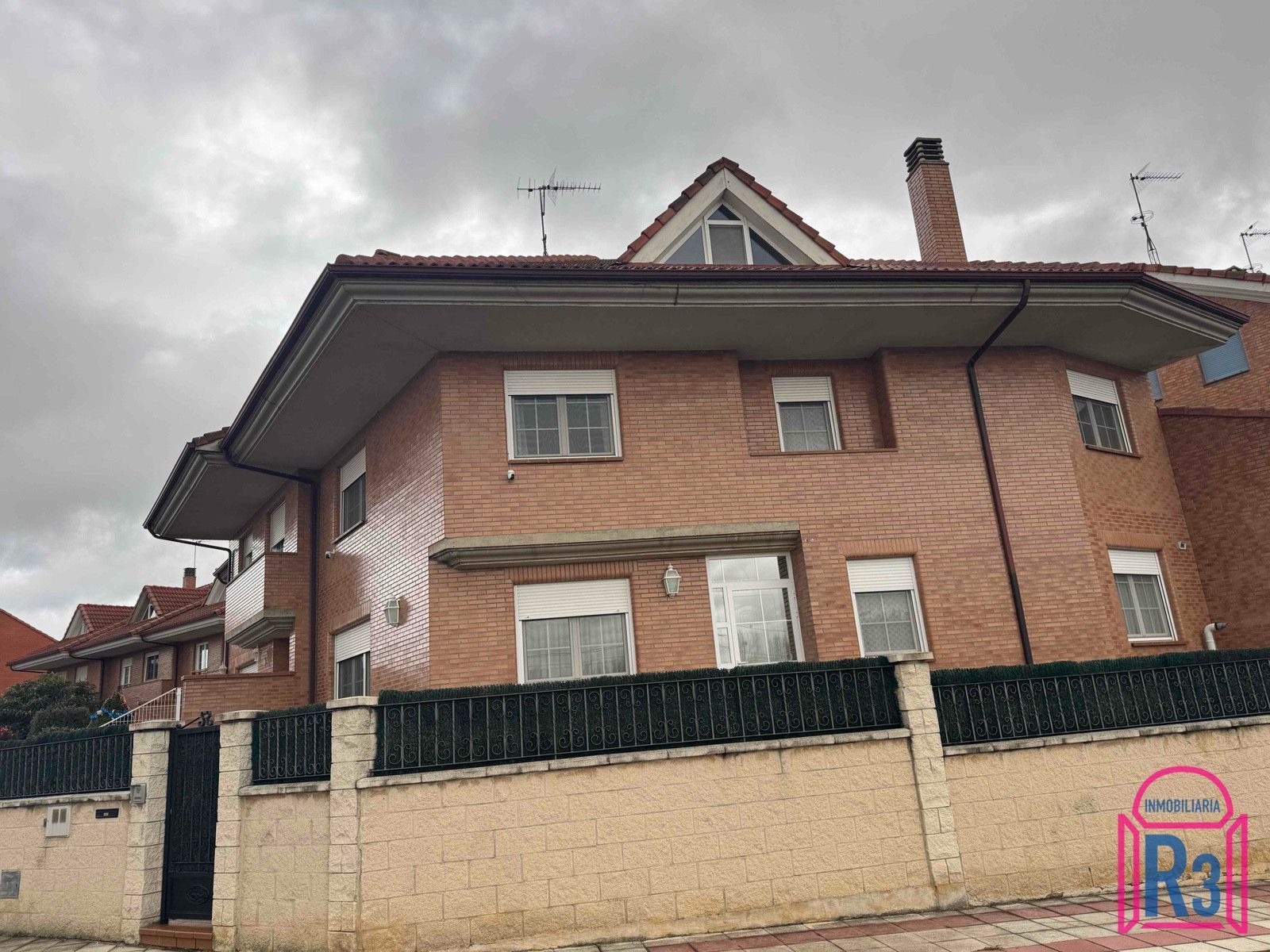 Vista exterior de Casa adosada en venda en San Andrés del Rabanedo amb Calefacció i Moblat