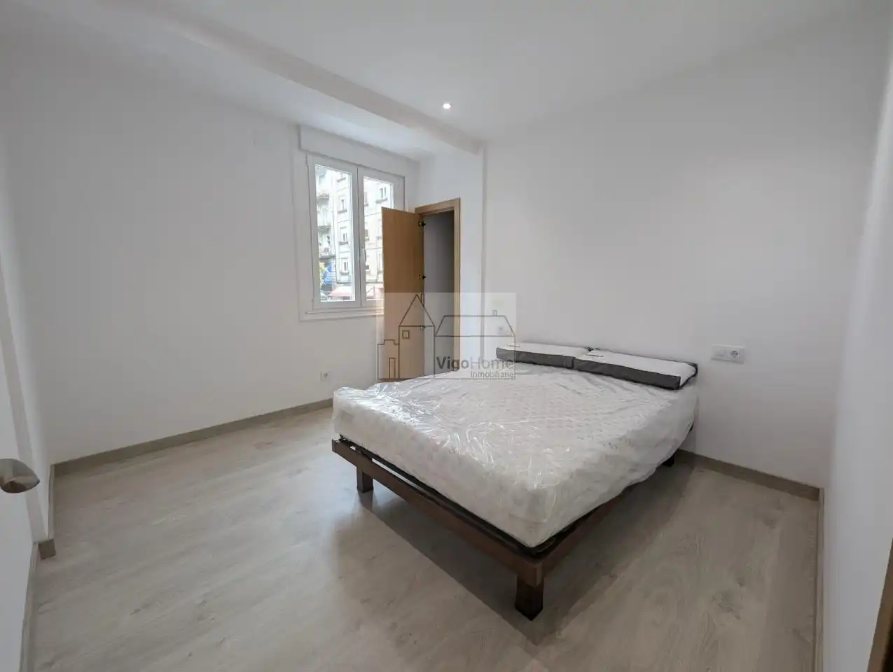 Habitación de Piso de alquiler en Vigo  con Calefacción, Terraza y Amueblado
