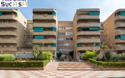 Vista exterior de Pis en venda en  Granada Capital amb Aire condicionat, Terrassa i Balcó