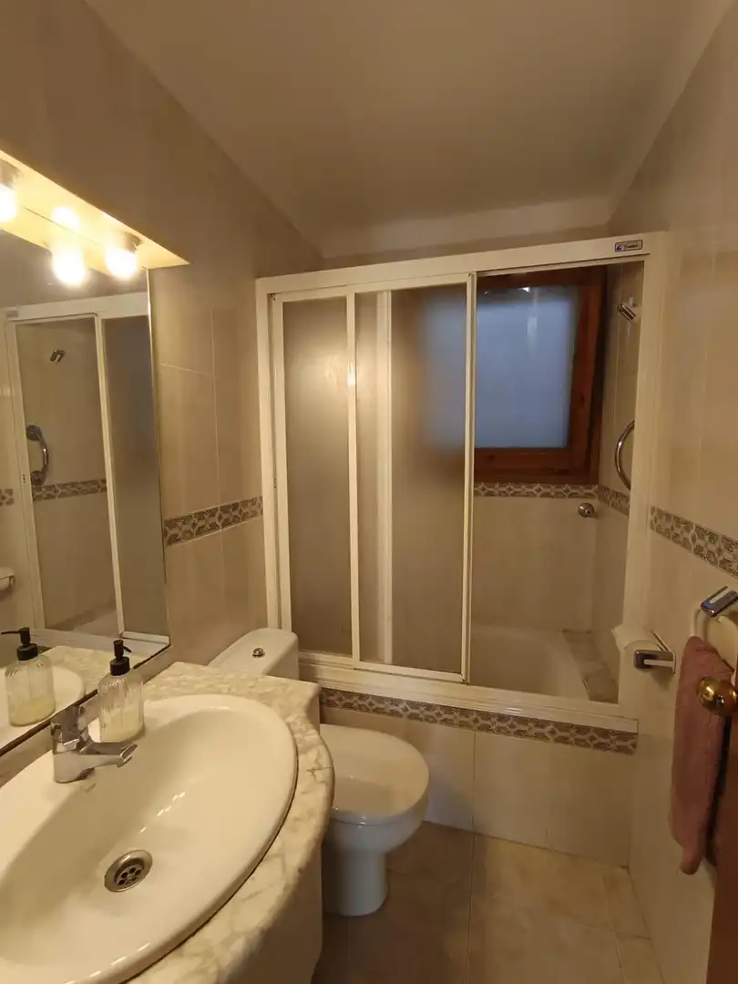 Baño de Apartamento en venta en Castell d'Aro, Platja d'Aro i s'Agaró con Aire acondicionado, Calefacción y Terraza