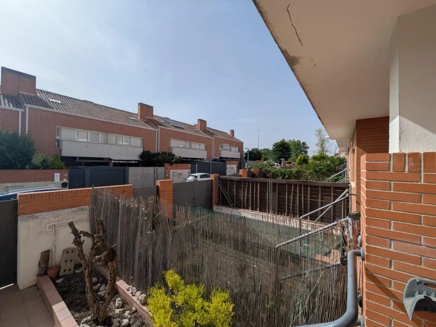 Vista exterior de Casa adosada en venda en Villalbilla amb Calefacció, Jardí privat i Terrassa