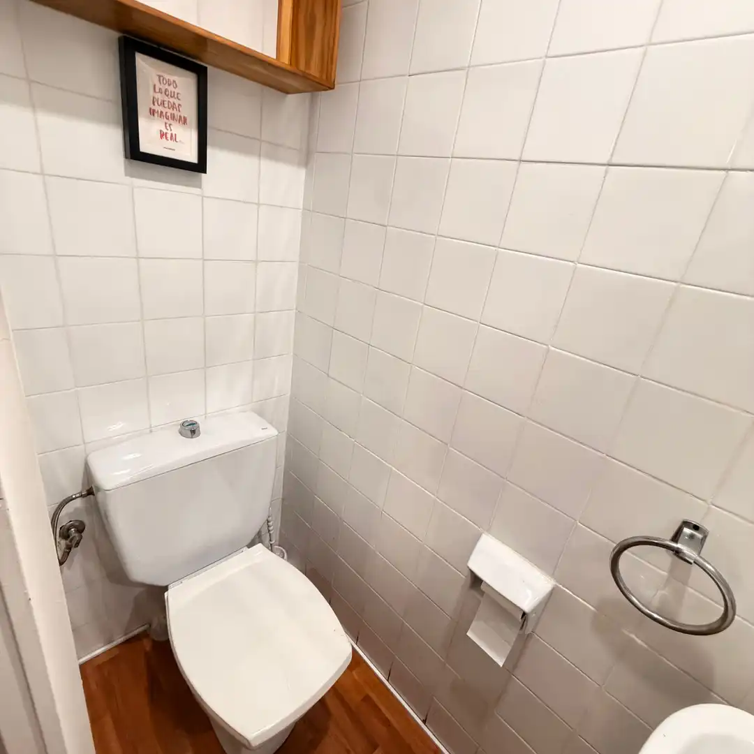 Baño de Local en traspaso en Barcelona con Aire acondicionado, Amueblado y Alarma