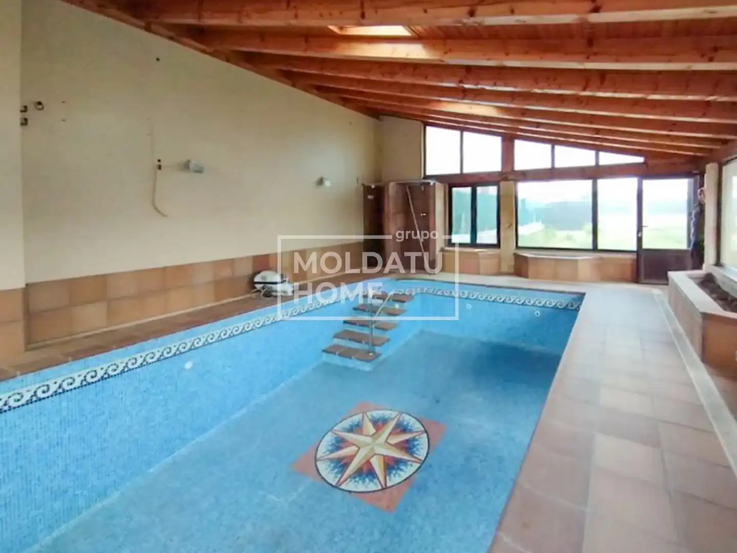 Piscina de Casa o chalet en venta en Villarcayo de Merindad de Castilla la Vieja con Calefacción, Terraza y Trastero