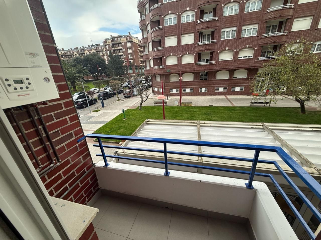 Vista exterior de Piso en venta en Castro-Urdiales con Calefacción, Parquet y Amueblado