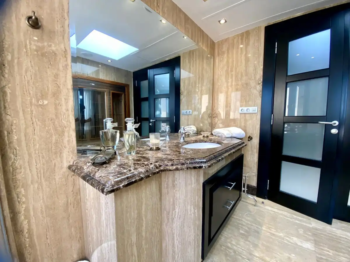 Baño de Ático en venta en Marbella con Aire acondicionado, Terraza y Sauna