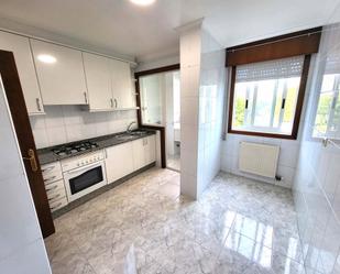Cuina de Apartament de lloguer en Vigo  amb Calefacció, Traster i Forn