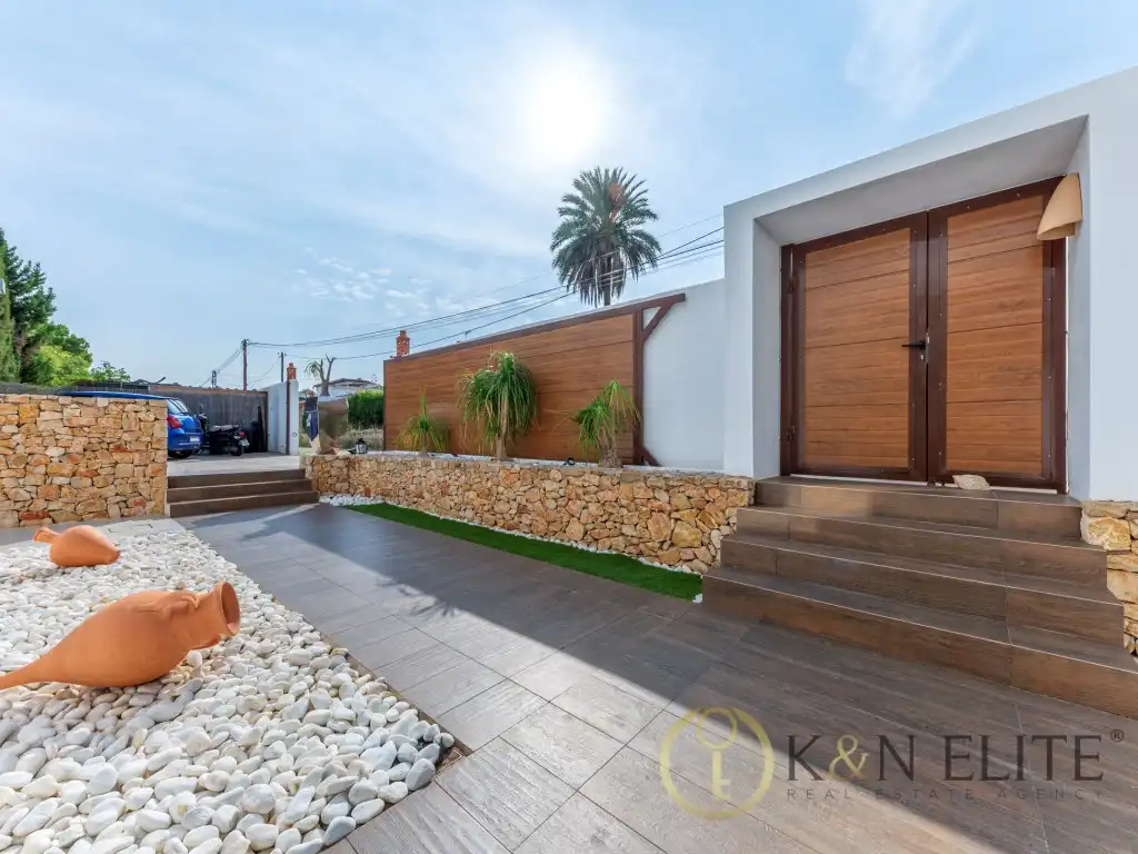 Vista exterior de Casa o xalet de lloguer en Dénia amb Aire condicionat, Jardí privat i Terrassa