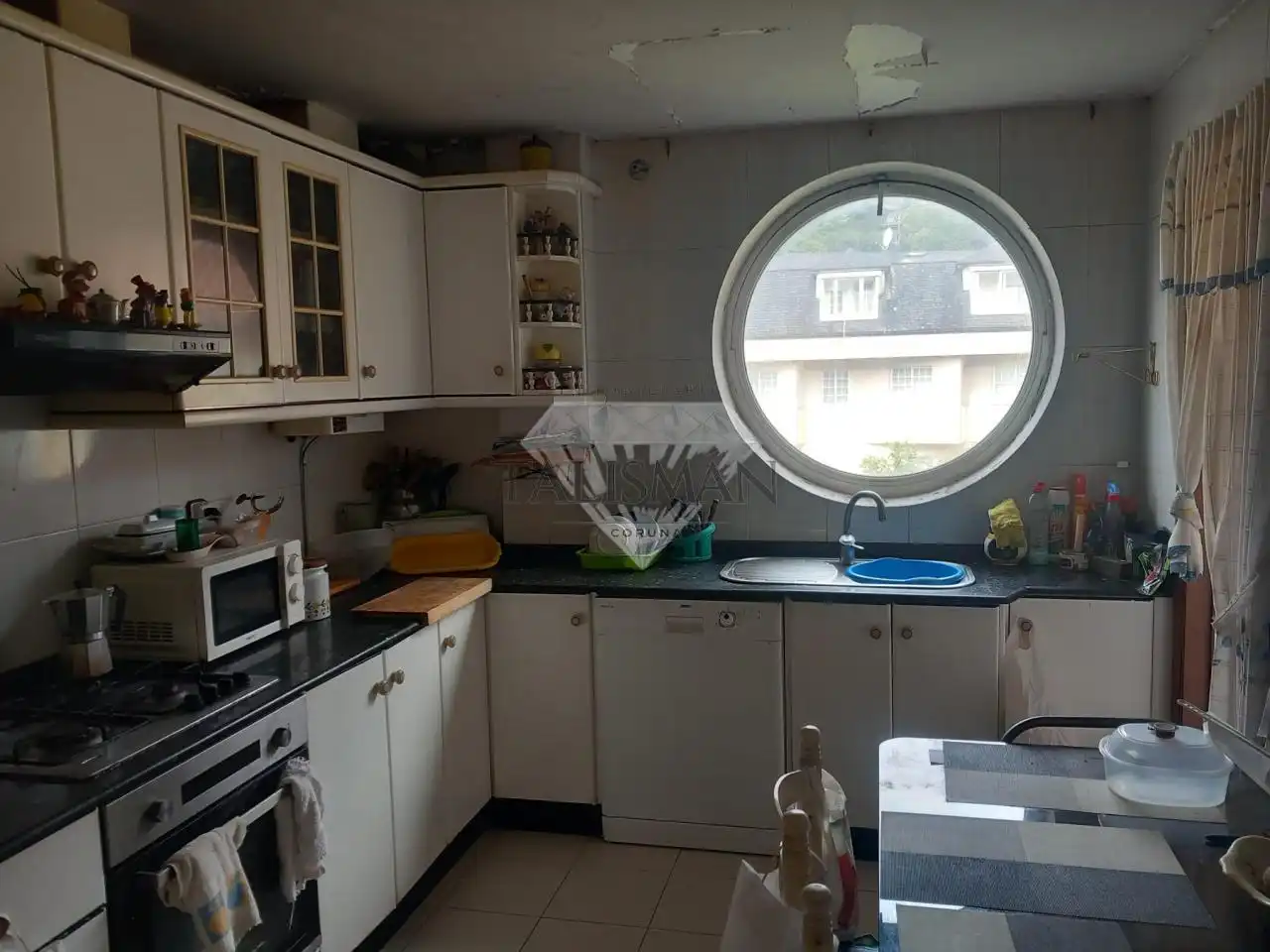 Cuina de Casa o xalet en venda en Culleredo amb Calefacció, Jardí privat i Parquet