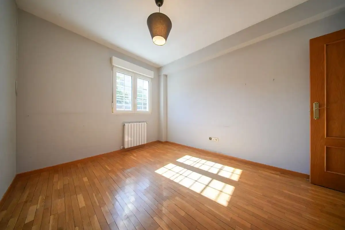 Habitación de Casa adosada en venta en Pozuelo de Alarcón con Aire acondicionado, Calefacción y Jardín privado