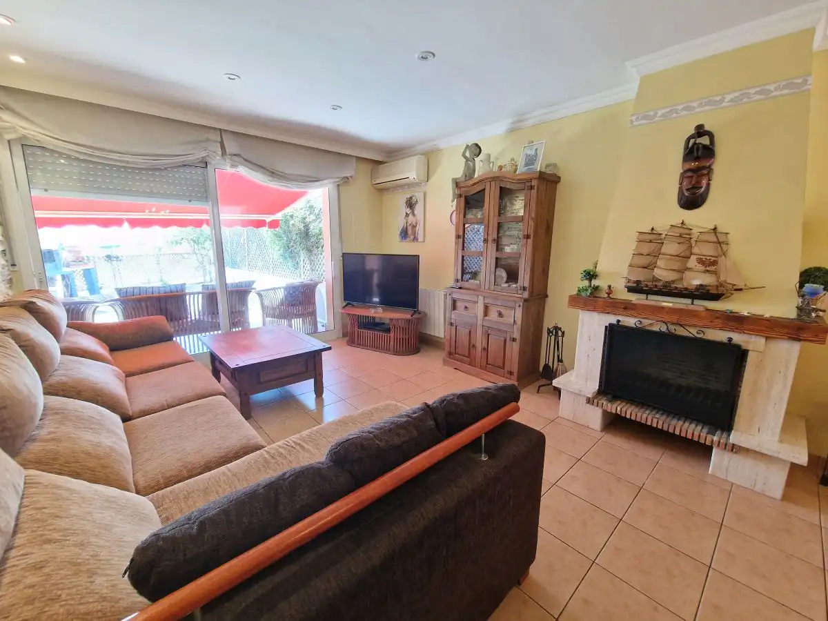 Sala d'estar de Casa adosada en venda en Banyeres del Penedès amb Calefacció, Jardí privat i Terrassa