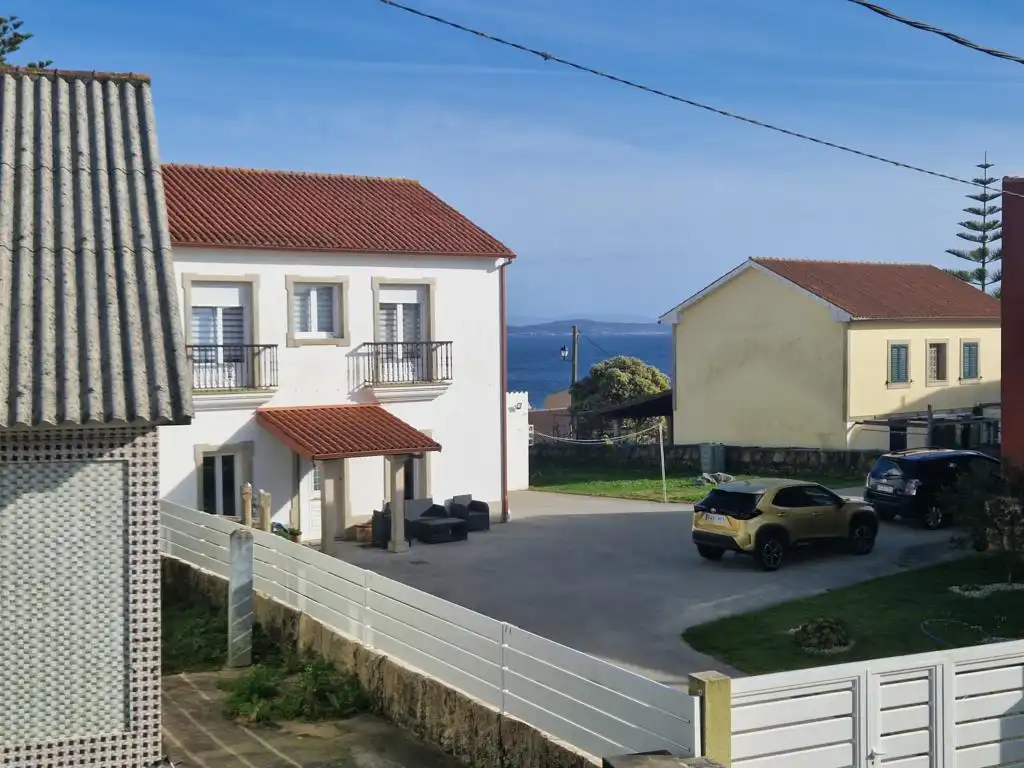Vista exterior de Casa o xalet en venda en Ribeira amb Jardí privat, Terrassa i Moblat