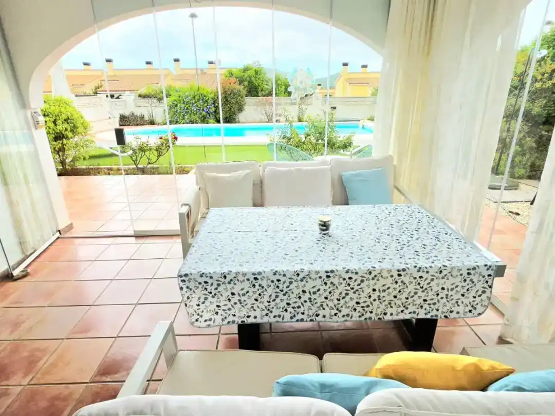 Terrasse von Wohnung zur Miete in Gata de Gorgos mit Klimaanlage, Privatgarten und Schwimmbad