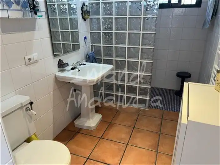 Badezimmer von Country house zum Verkauf in Cabra mit Abstellraum, Schwimmbad und Internet