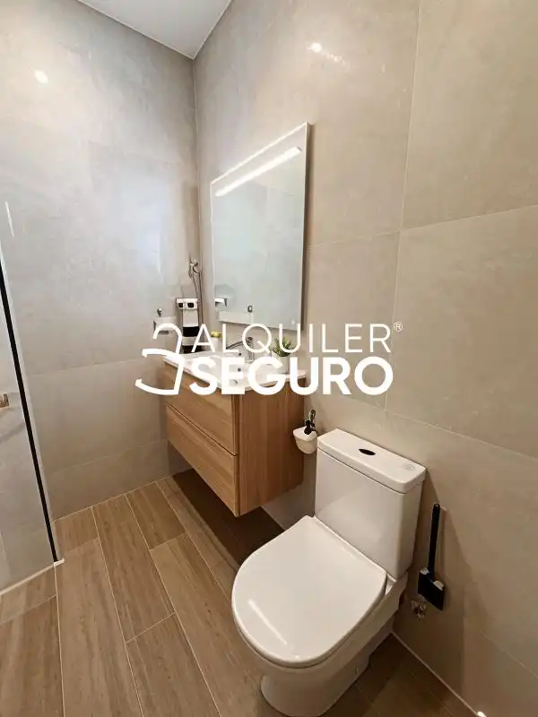 Baño de Piso de alquiler en Madrid con Aire acondicionado