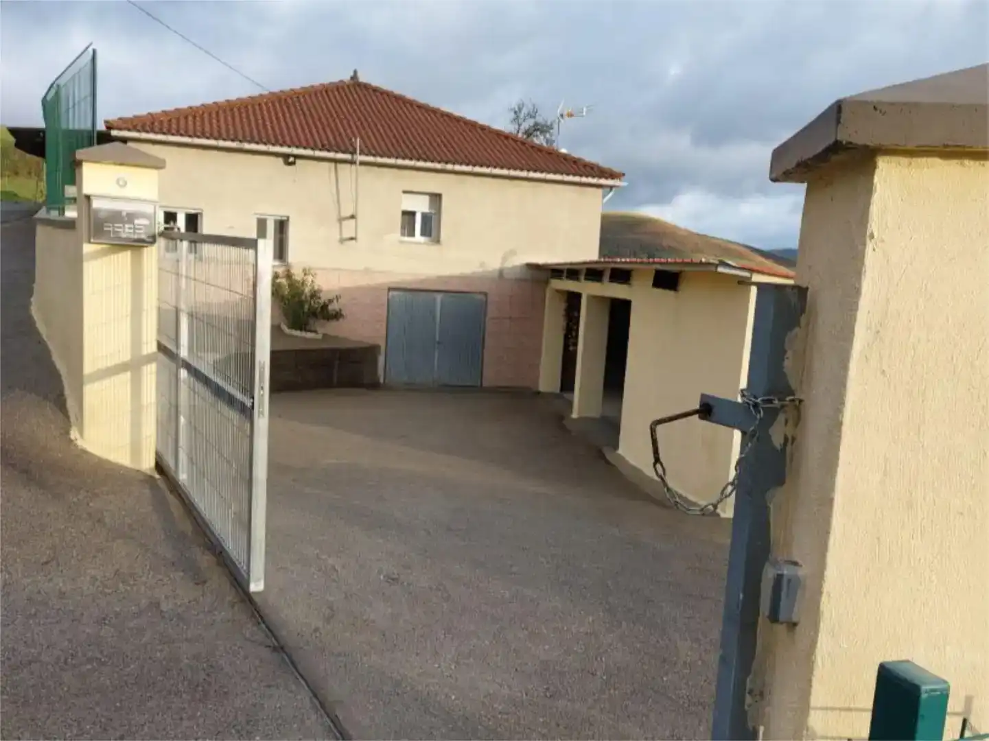 Vista exterior de Pis en venda en Allande