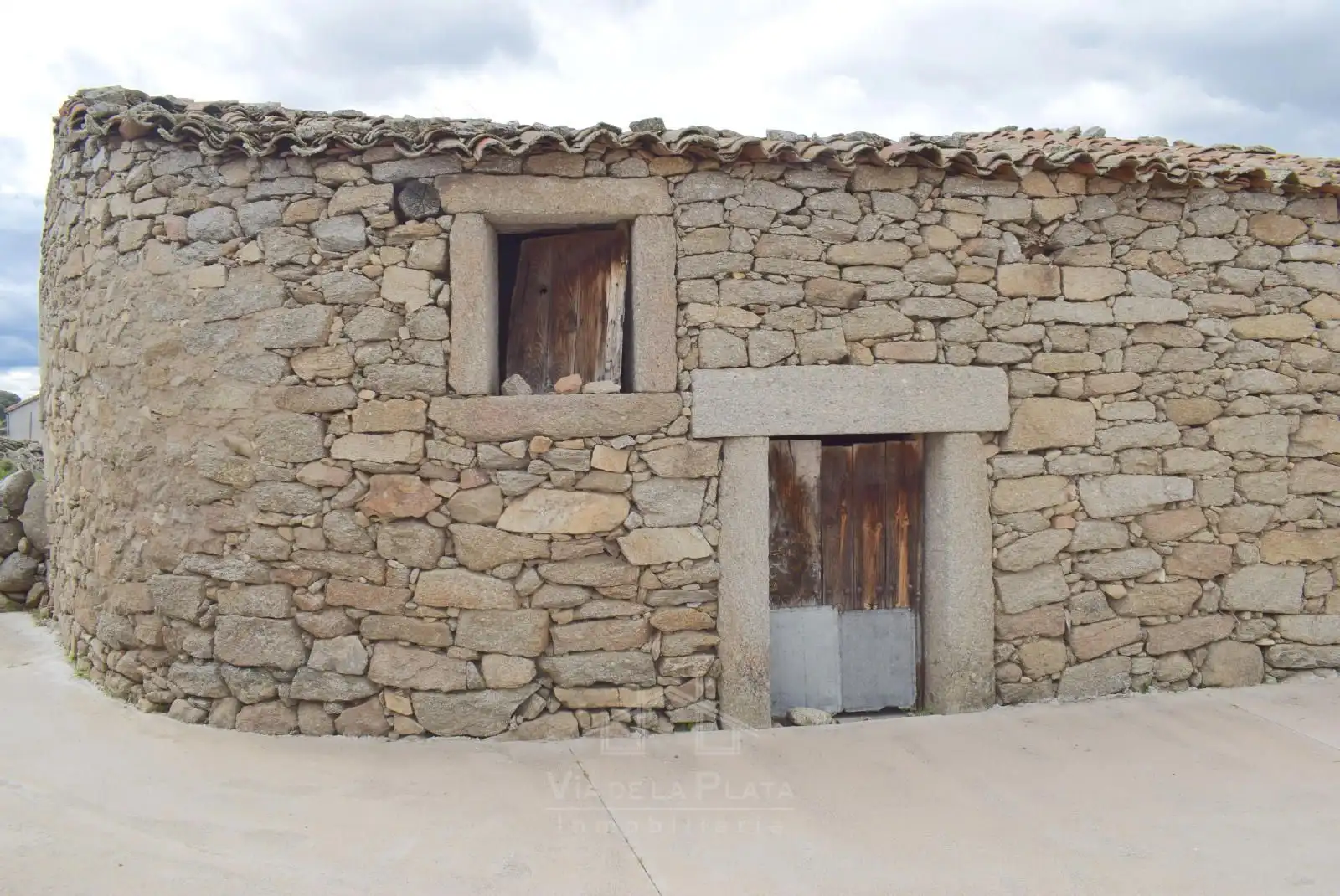 Vista exterior de Casa o xalet en venda en Navamorales amb Calefacció, Terrassa i Traster