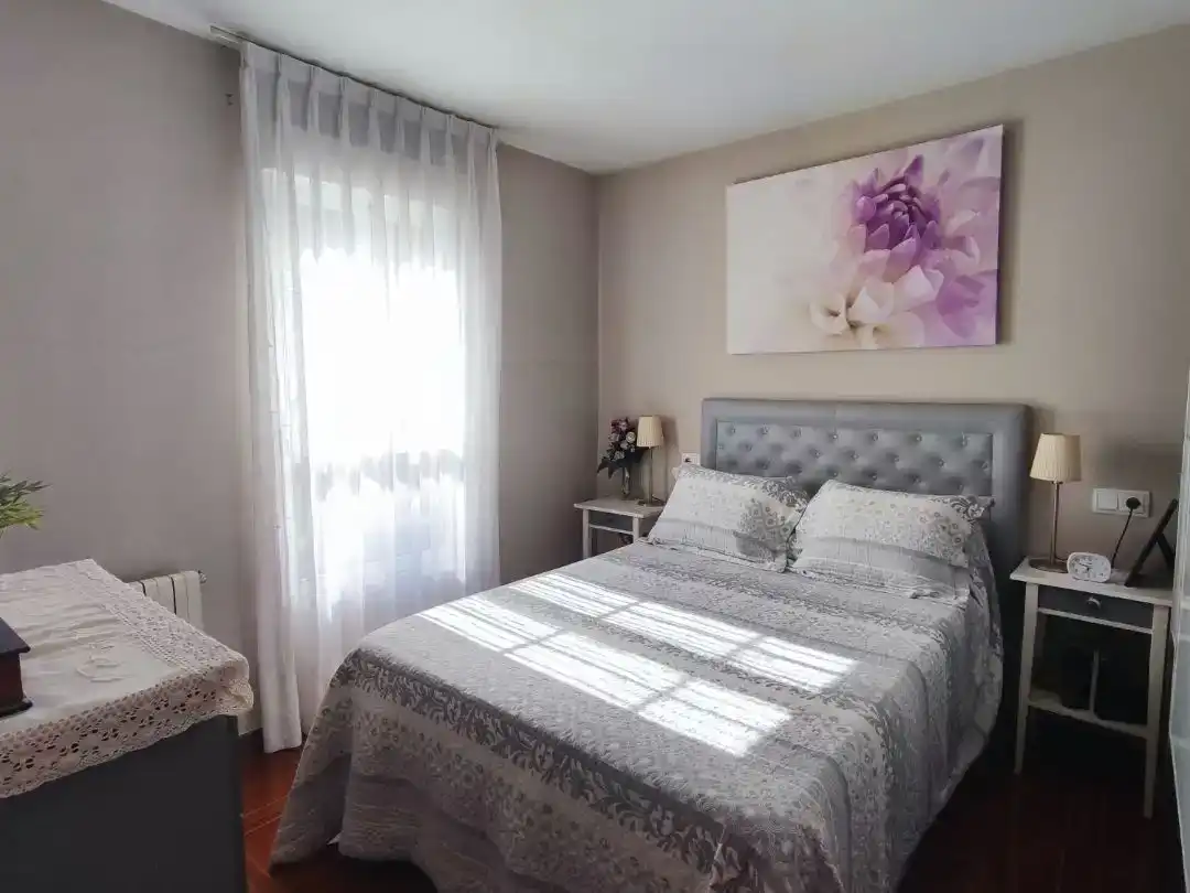 Dormitori de Casa adosada en venda en Langreo amb Jardí privat, Traster i Moblat