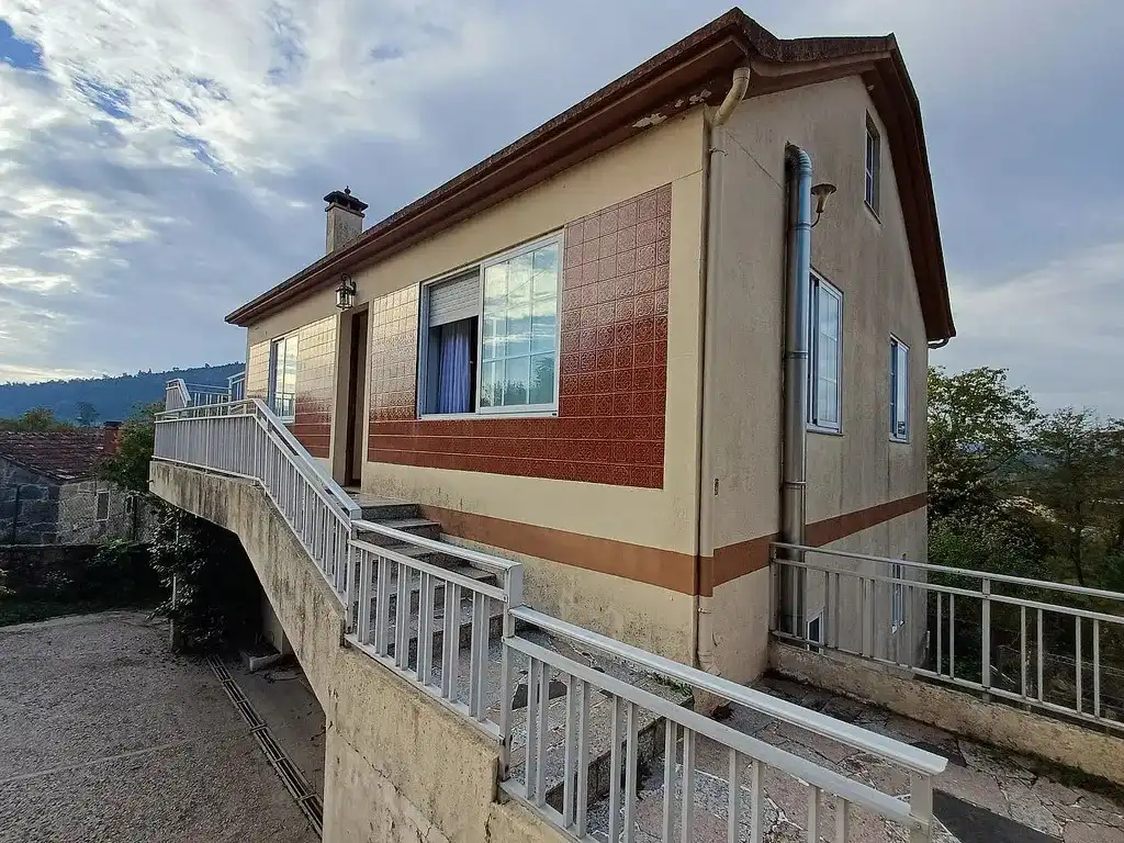 Vista exterior de Casa o xalet en venda en Mondariz amb Calefacció, Jardí privat i Parquet