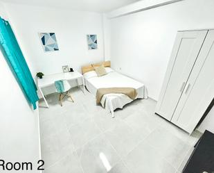 Bedroom of Flat to share in  Sevilla Capital  with Air Conditioner, Furnished and Washing machine