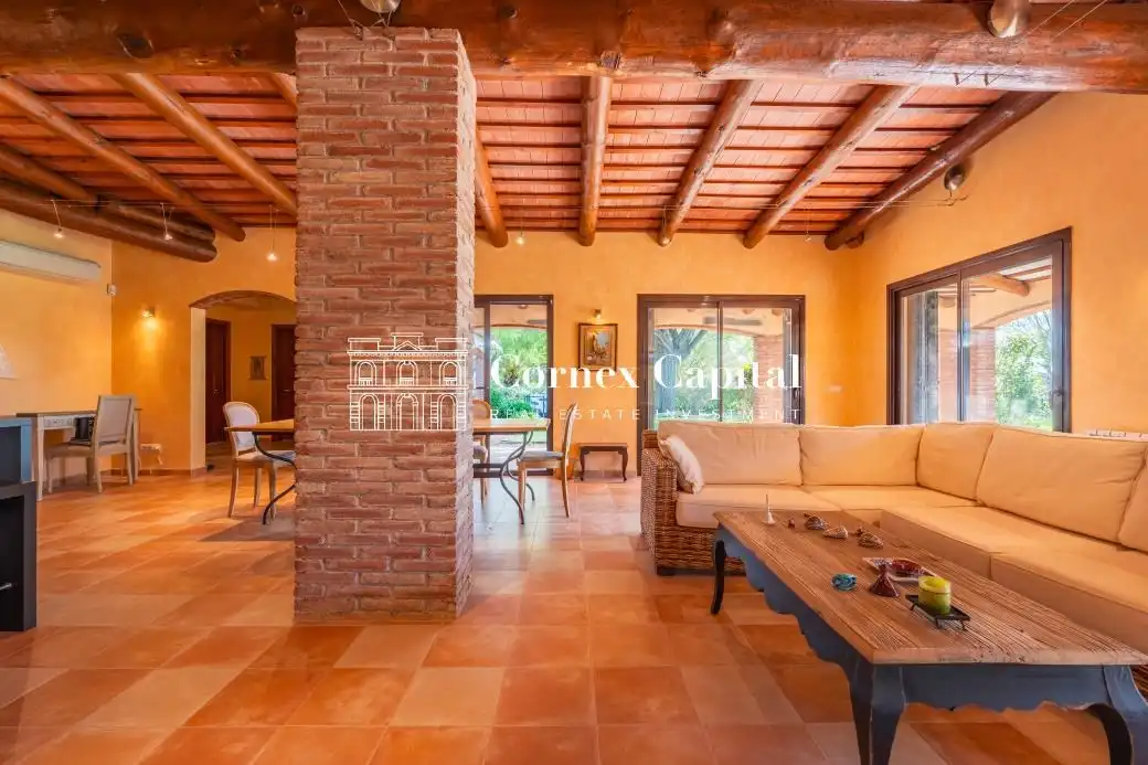Sala d'estar de Finca rústica en venda en Torroella de Montgrí amb Aire condicionat, Calefacció i Jardí privat