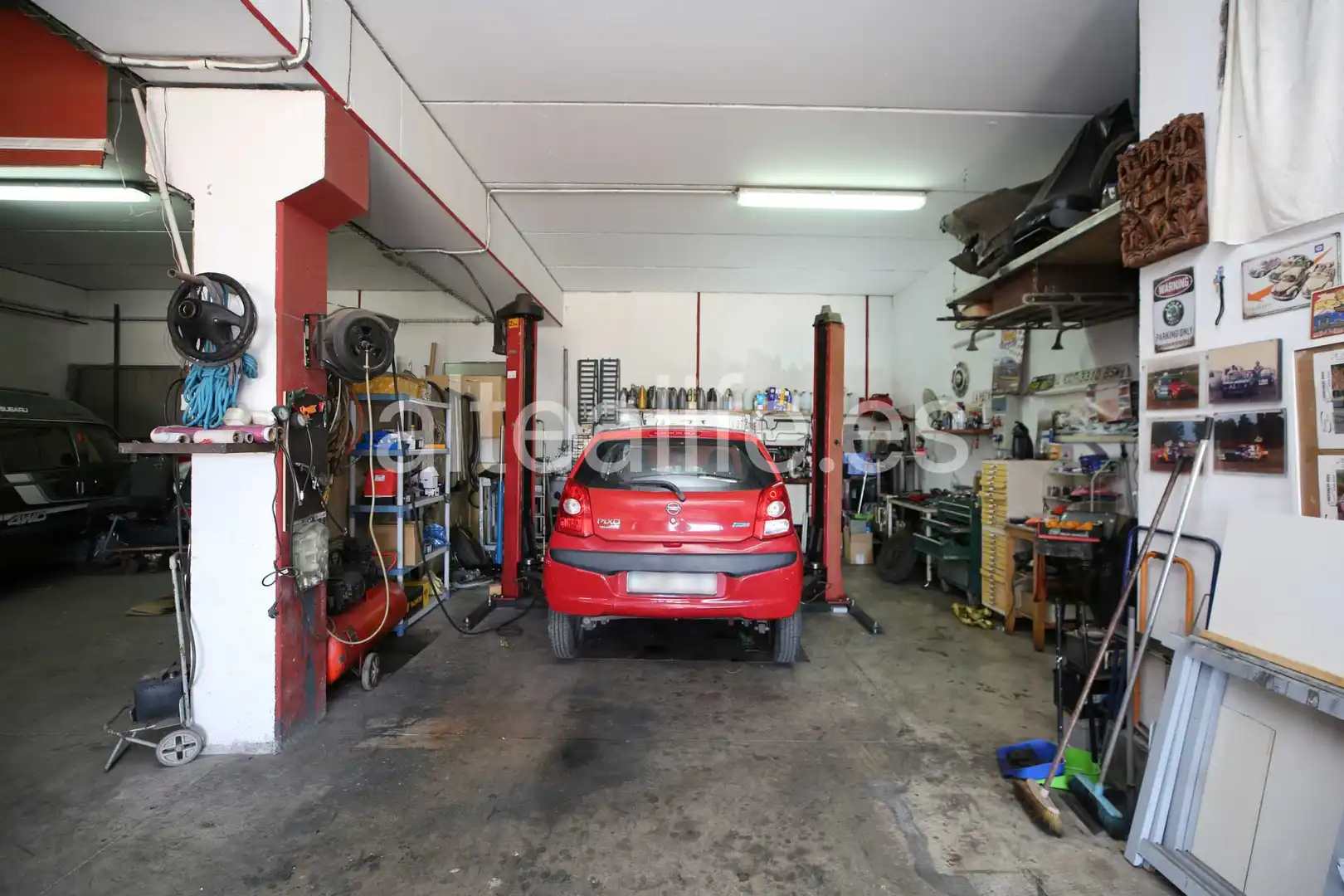 Parkplatz von Fabrikhallen zum Verkauf in Polop