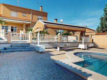 Xalet amb piscina en venda a CRESTA GALLO 2