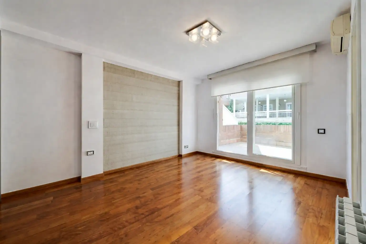 Schlafzimmer von Einfamilien-Reihenhaus zum Verkauf in Cerdanyola del Vallès mit Klimaanlage, Heizung und Privatgarten