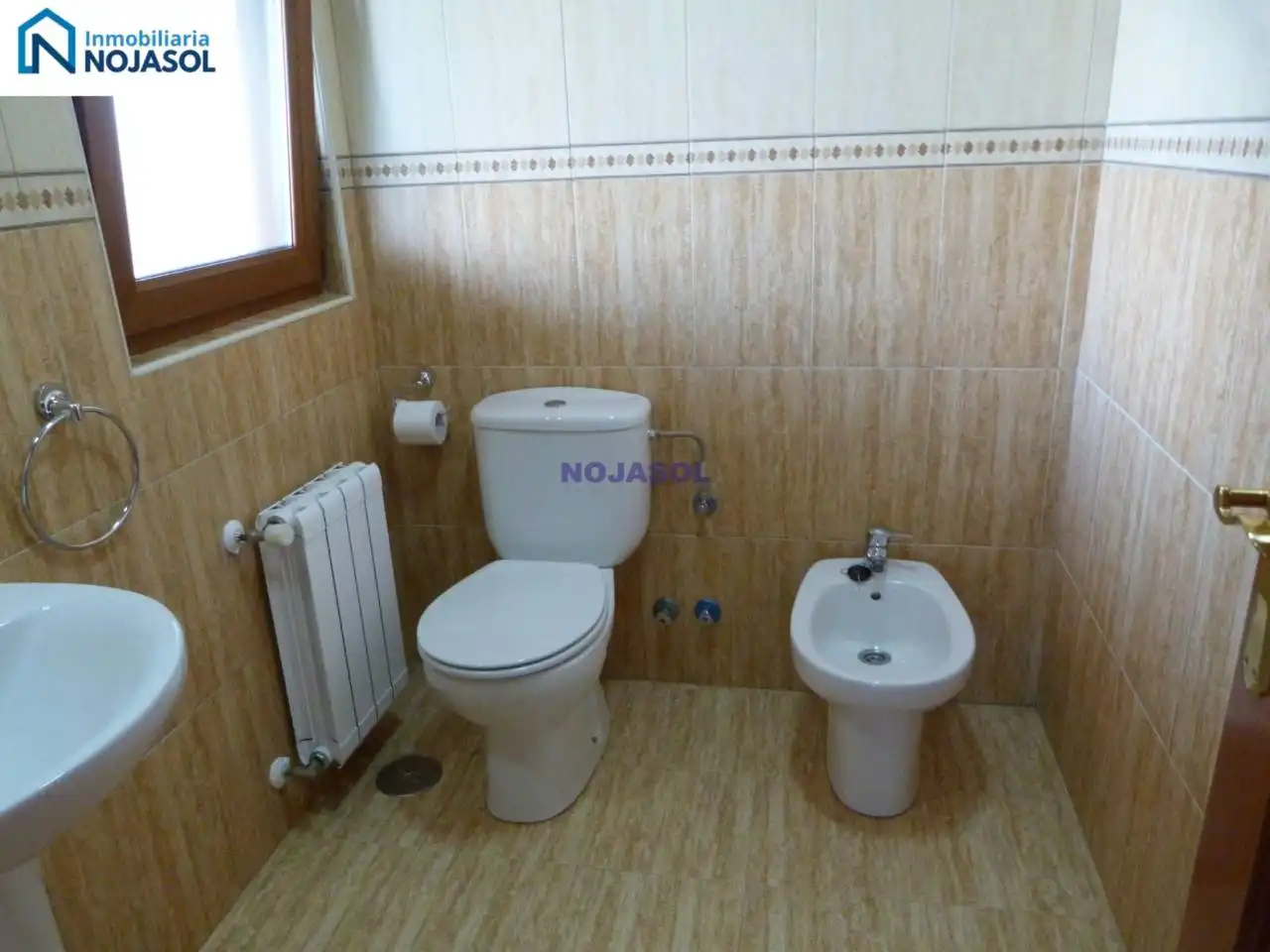 Badezimmer von Einfamilien-Reihenhaus zum Verkauf in Bareyo mit Heizung, Terrasse und Möbliert