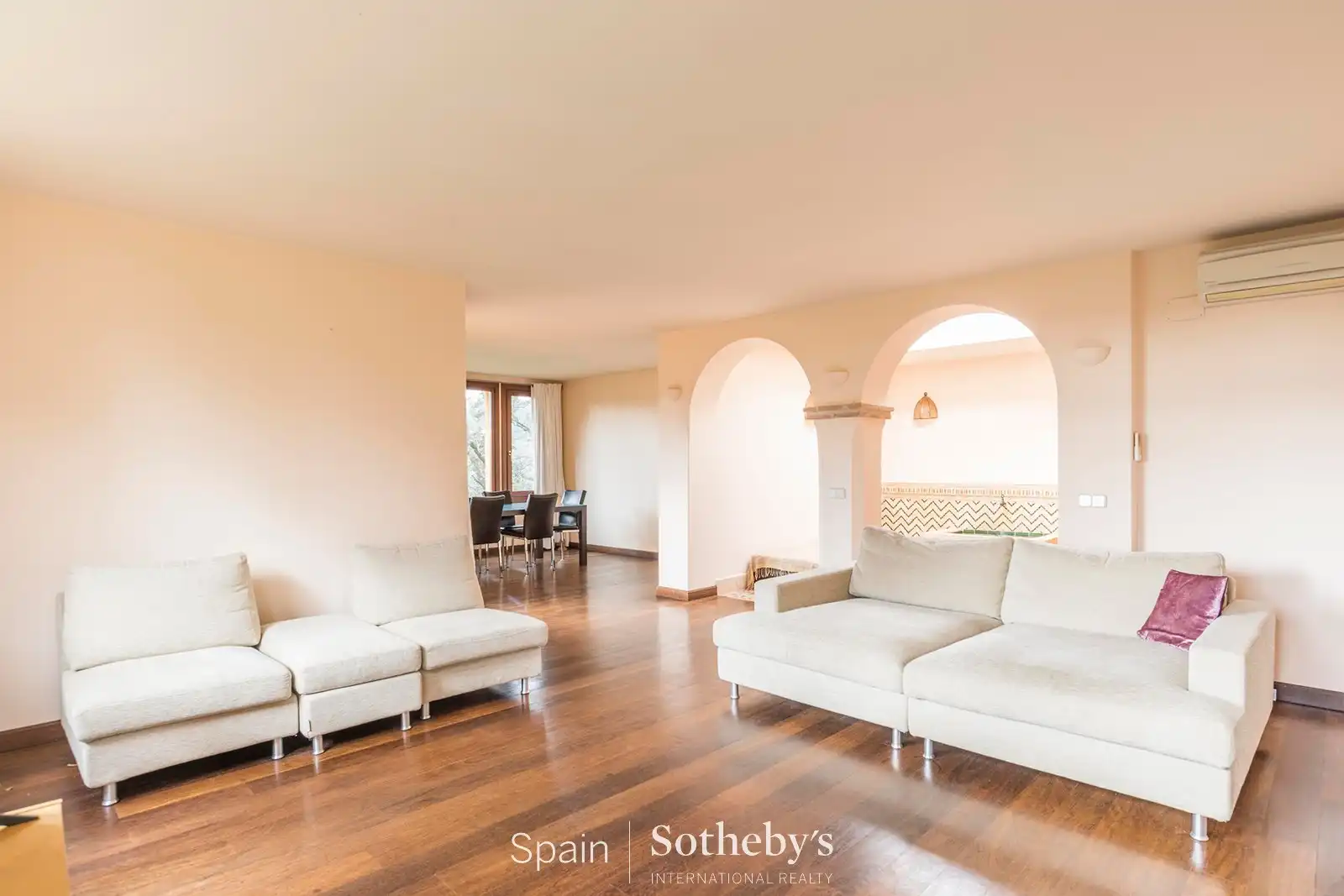 Sala d'estar de Casa o xalet en venda en Las Rozas de Madrid amb Aire condicionat, Calefacció i Jardí privat