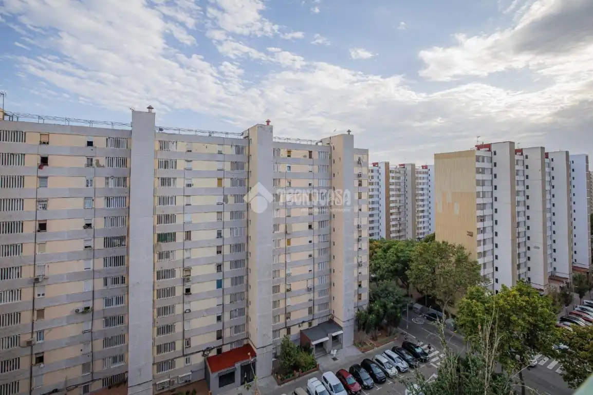 Vista exterior de Pis en venda en L'Hospitalet de Llobregat amb Balcó