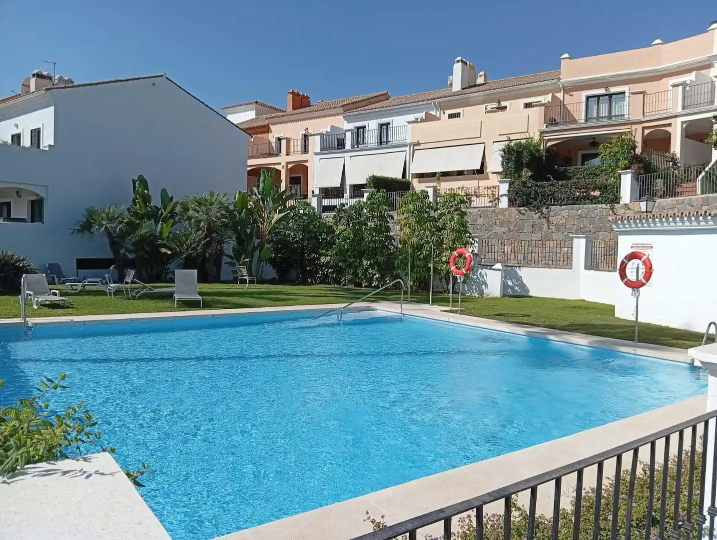 Piscina de Casa adosada en venta en Estepona