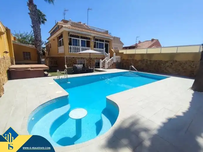 Villa mit Garten zum Verkauf in Nueva Torrevieja - Aguas Nuevas