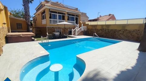 Villa con piscina privada, en la provincia de Alicante, en la ciudad de Torrevieja, en la zona de Playa de Los Locos. 6 habitacion