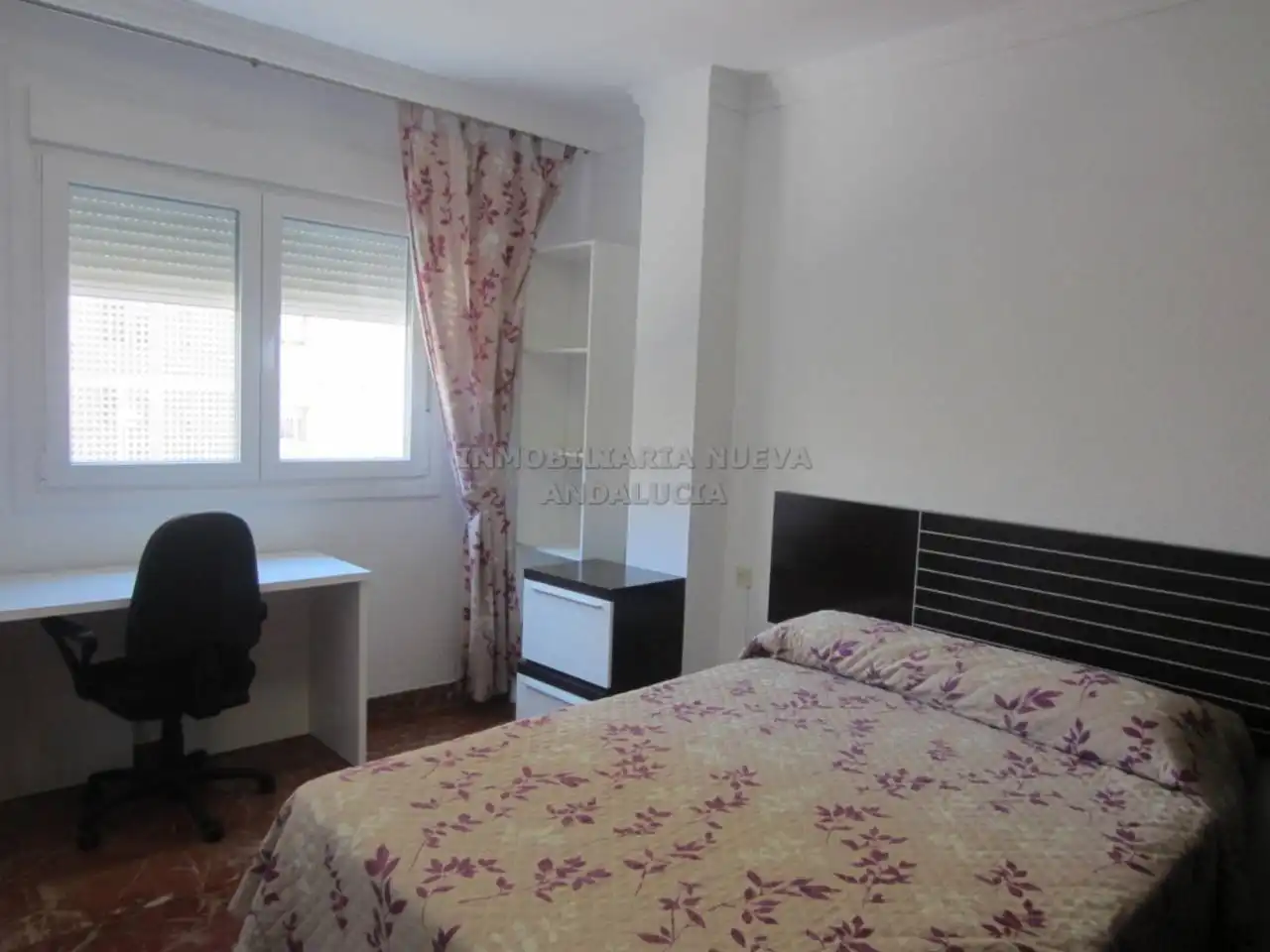 Habitación de Piso de alquiler en Almería con Terraza y Amueblado
