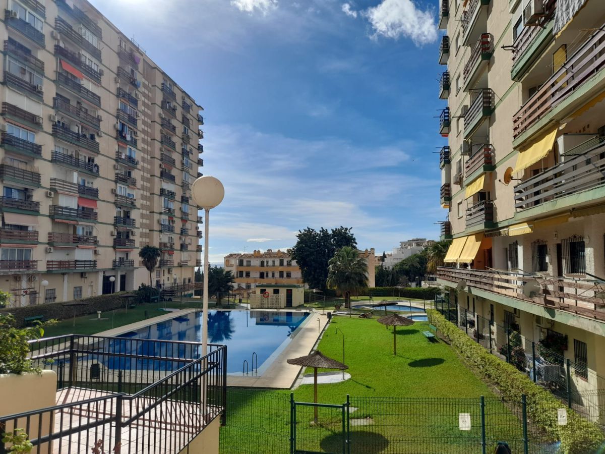 Vista exterior de Estudi en venda en Benalmádena amb Piscina comunitària