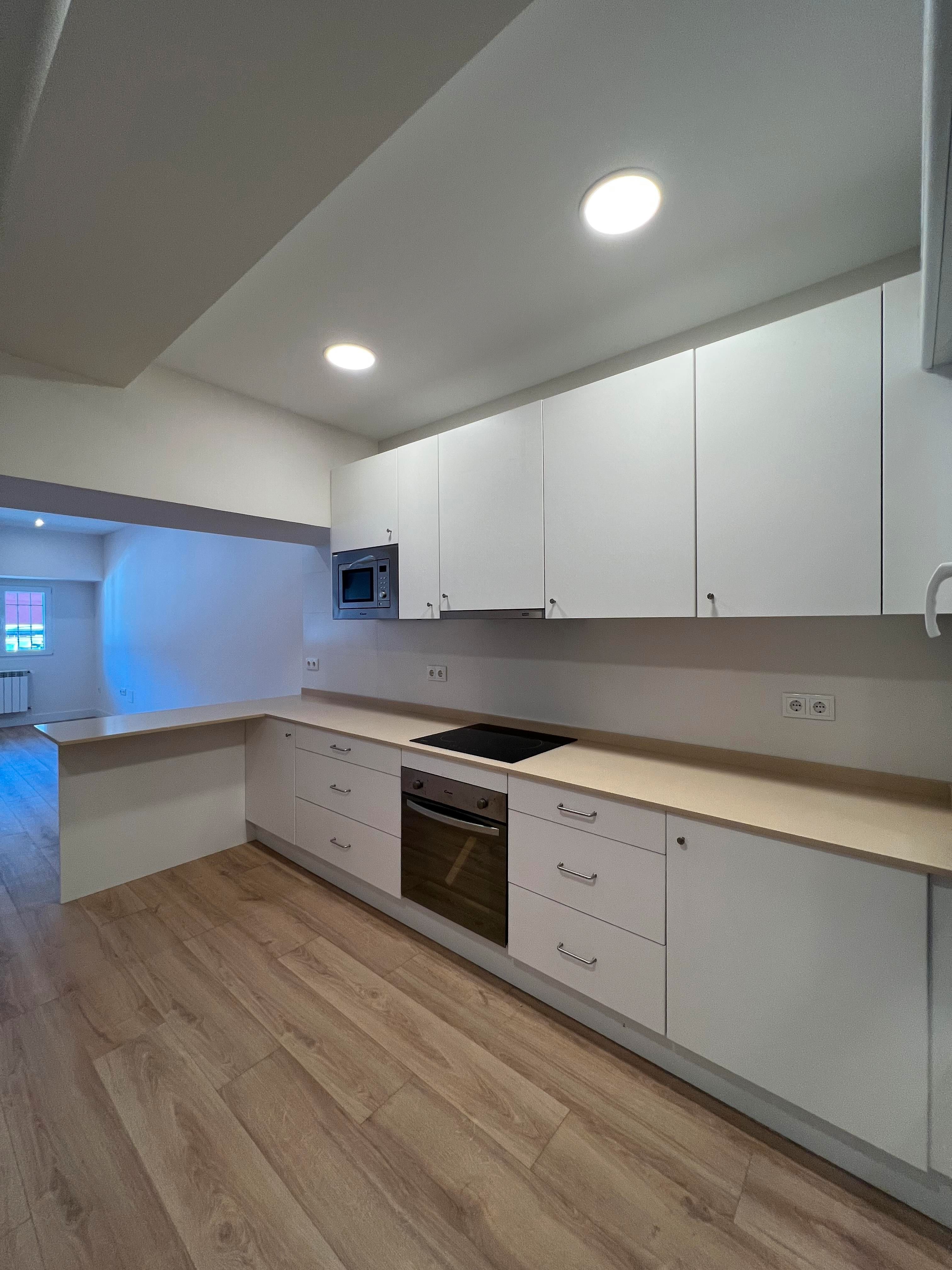 Cocina de Piso de alquiler en Oviedo  con Calefacción, Parquet y Horno