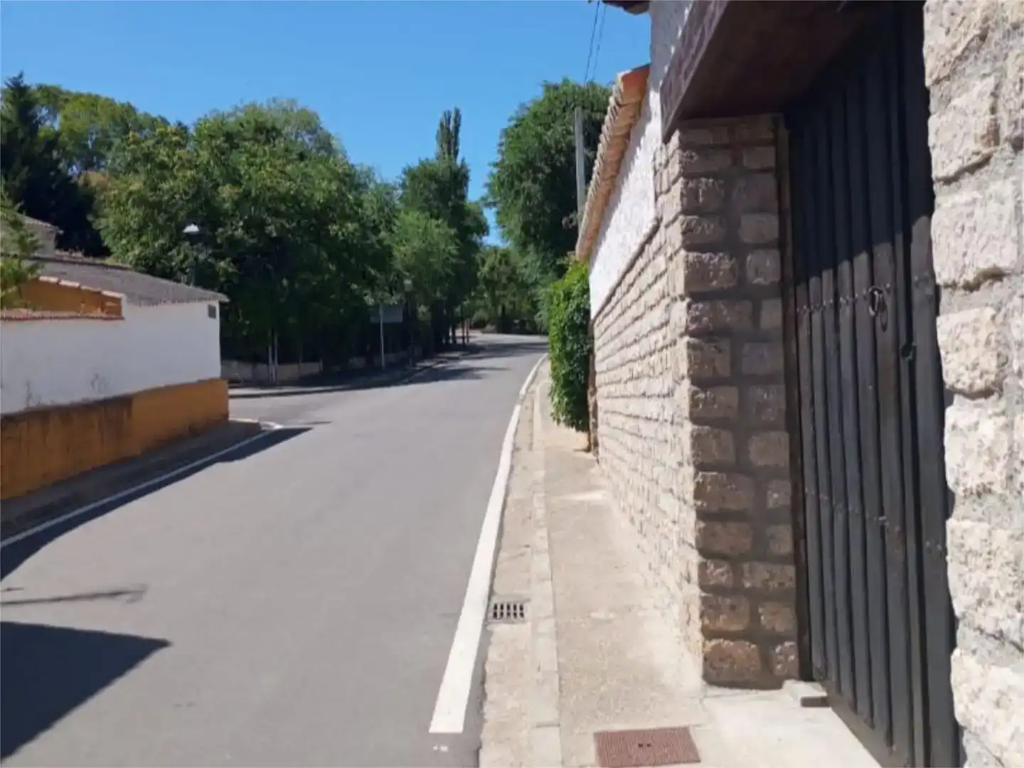 Vista exterior de Casa adosada en venda en Cubillas de Santa Marta amb Jardí privat, Traster i Moblat