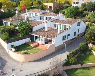 Vista exterior de Casa adosada en venda en Alella amb Aire condicionat, Calefacció i Jardí privat