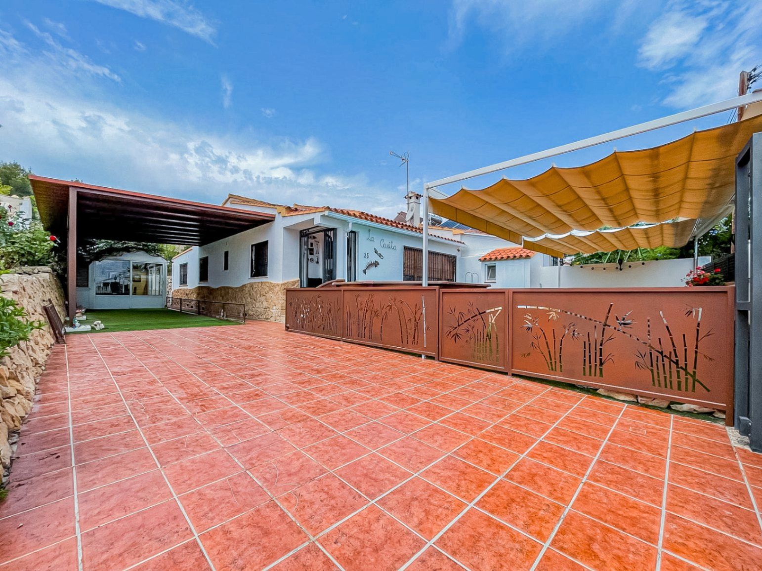 Vista exterior de Casa adosada en venda en L'Alfàs del Pi amb Aire condicionat, Calefacció i Jardí privat