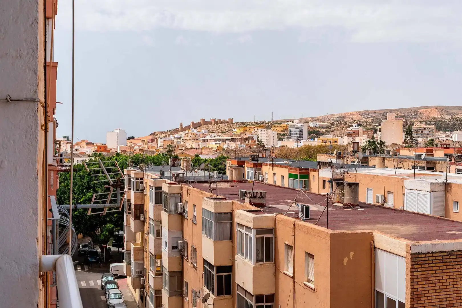 Vista exterior de Pis en venda en Almería amb Terrassa, Moblat i Balcó