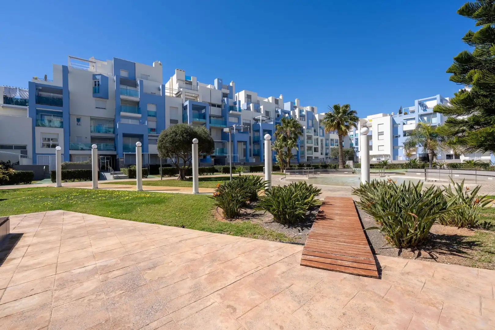 Vista exterior de Apartament en venda en Roquetas de Mar amb Aire condicionat, Calefacció i Jardí privat