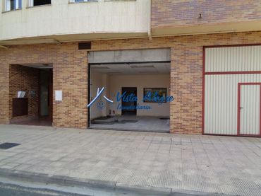 Locale commerciale in vendita a Calle Julián Fernández Ollero